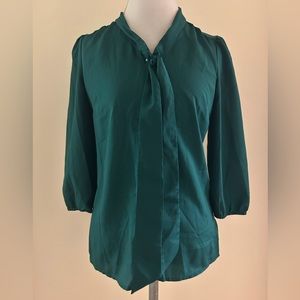 💚Pretty Green Blouse w/Tie on front